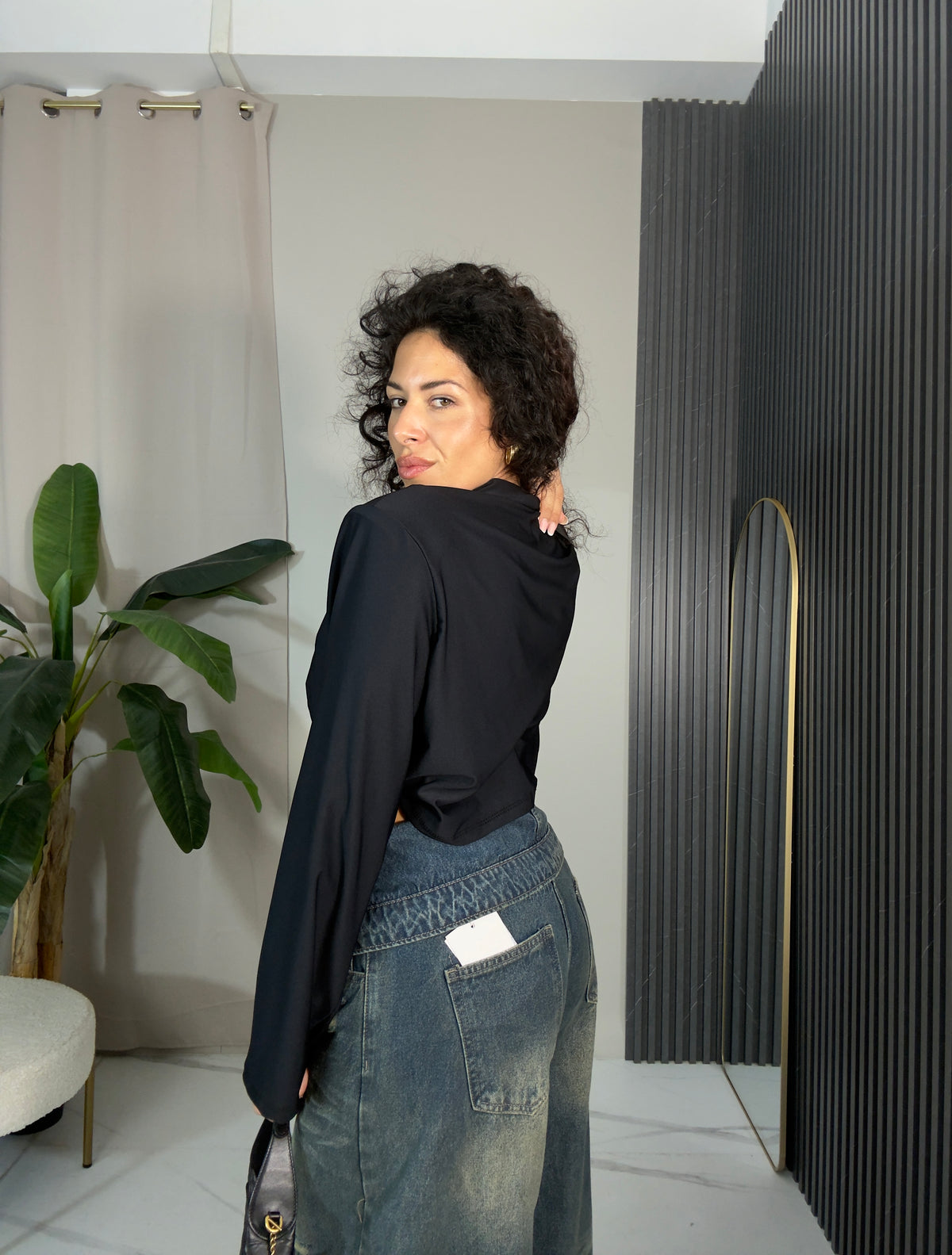 Maglia crop spalline nera