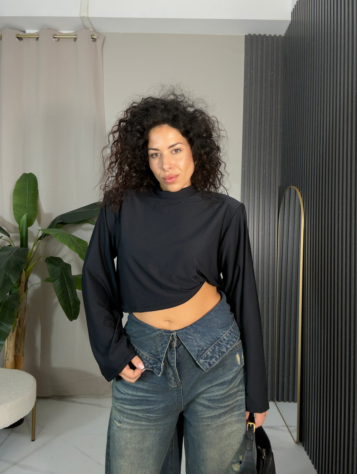 Maglia crop spalline nera