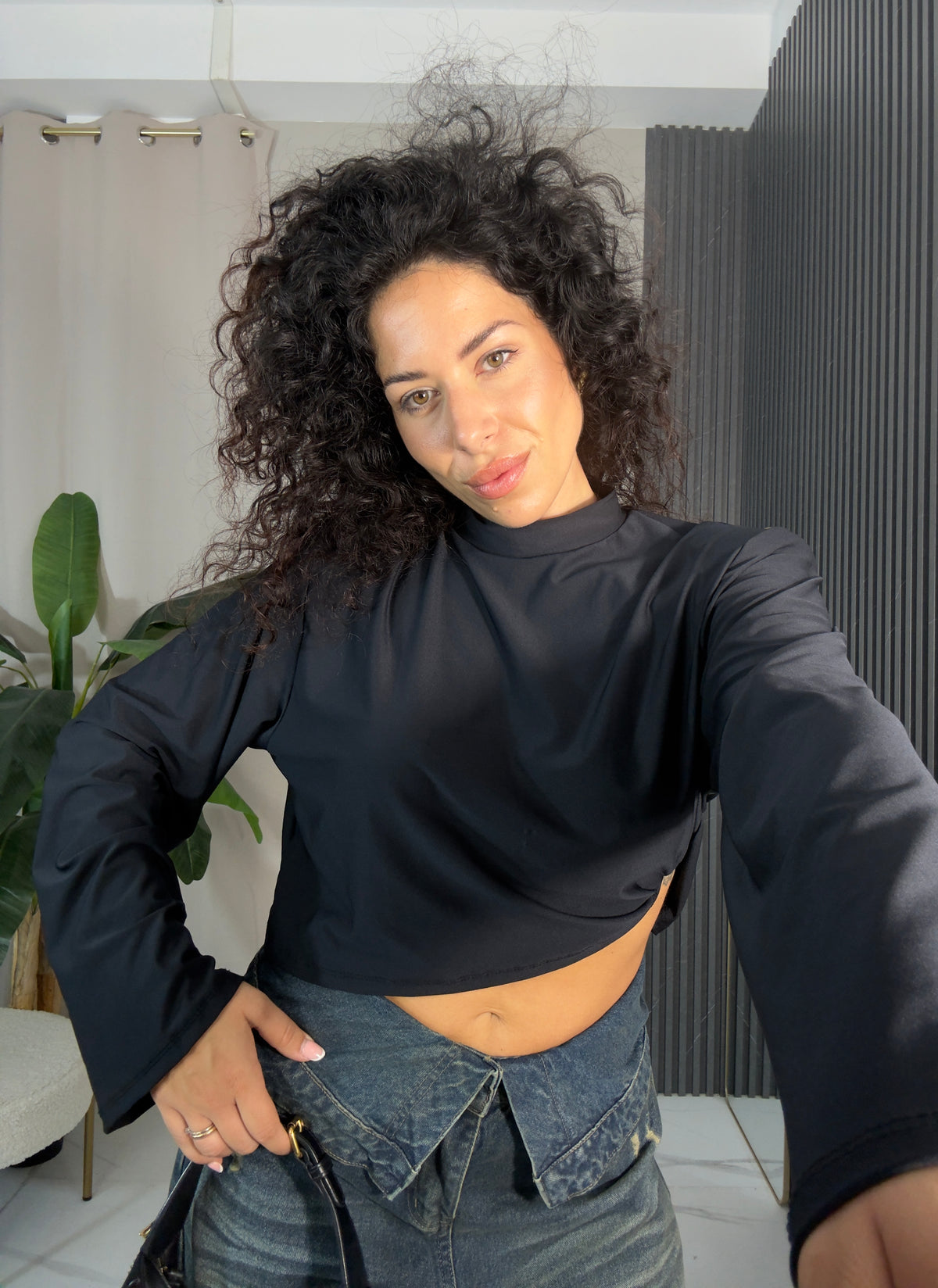 Maglia crop spalline nera