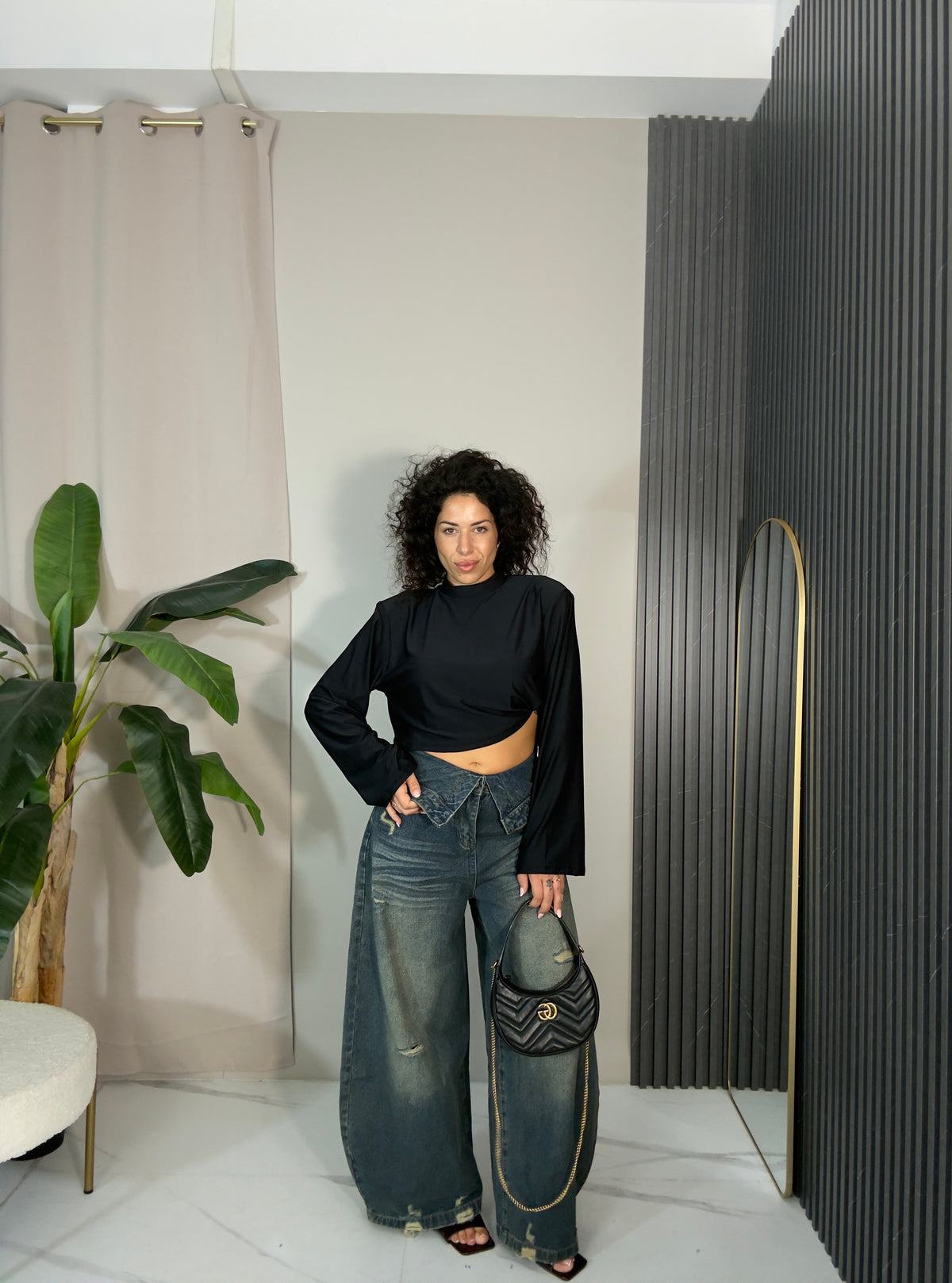Maglia crop spalline nera