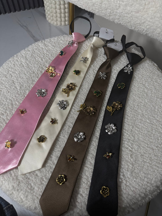 Cravatte con accessorio