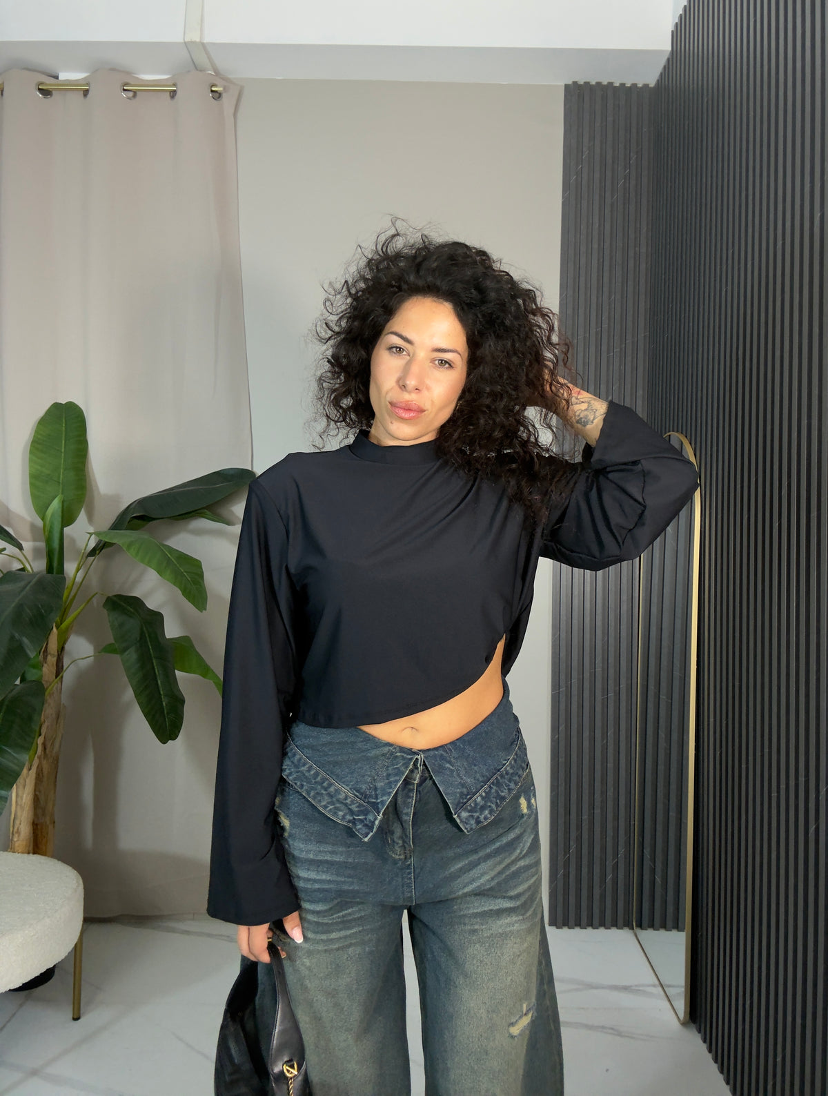 Maglia crop spalline nera
